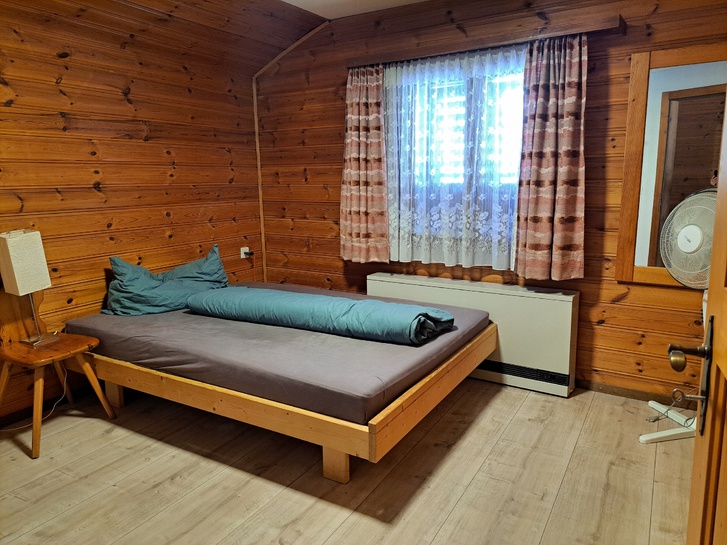 3.5-Zimmer-Chalet mit Cheminee in Varen 4