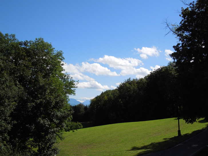 Moderne Gartenwohnung mit Seeblick in Retschwil