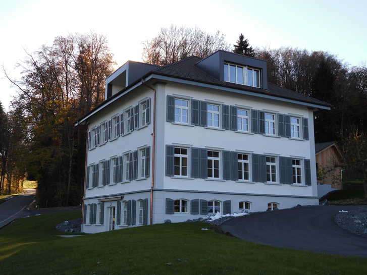 Moderne Gartenwohnung mit Seeblick in Retschwil